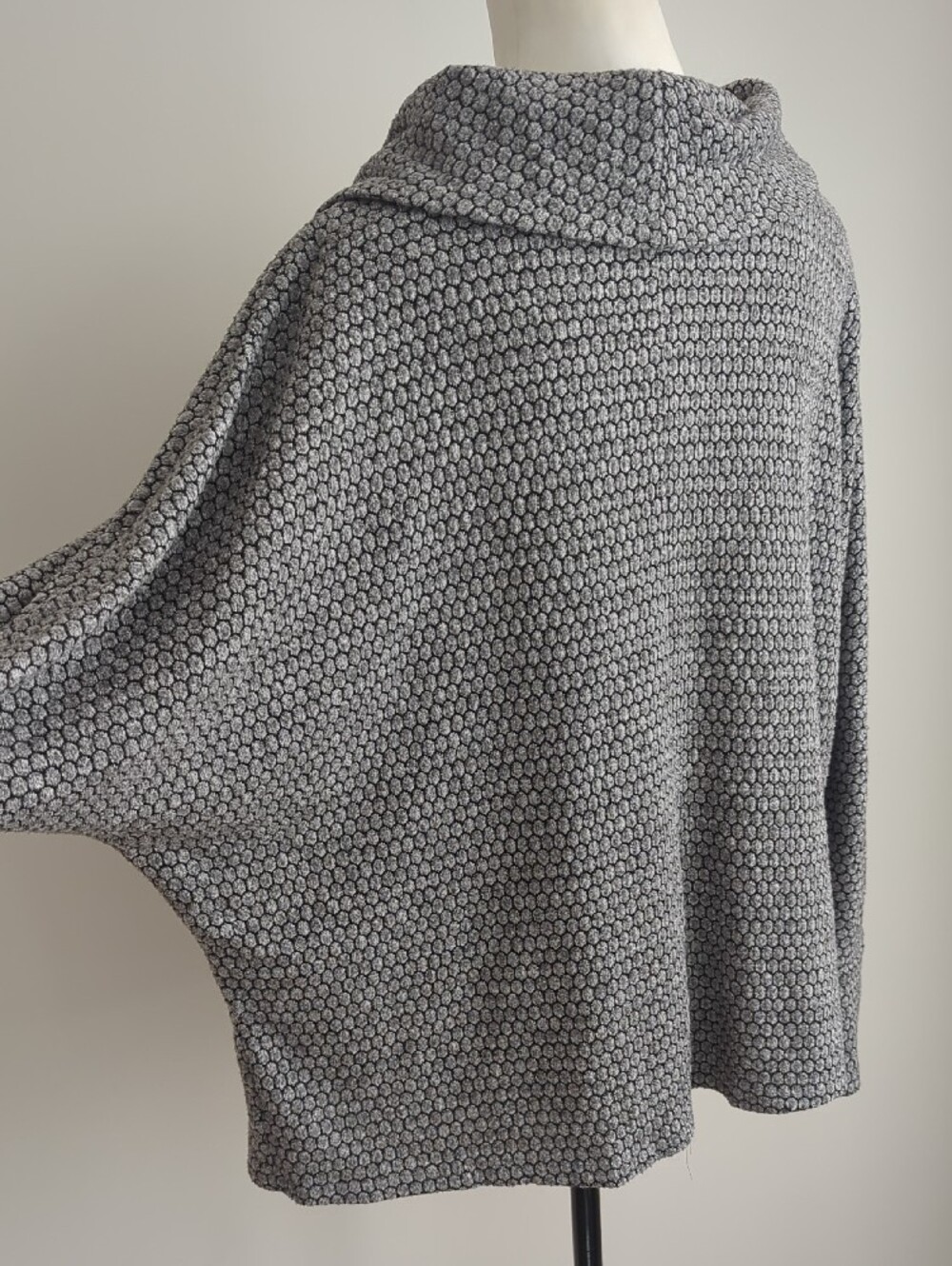 By & By Lightweight Cowl Neck Grey Honeycomb Knit Dolman Tie-Front Sweater XXL - Picture 6 of 8